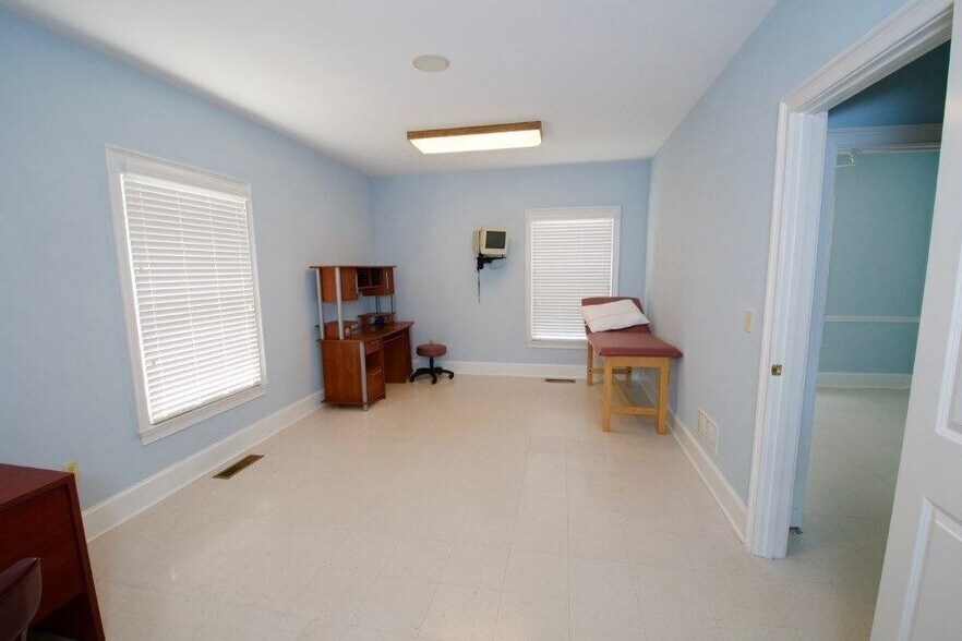More Photos Of 385 Hawthorne Ln, Athens Medical For Lease