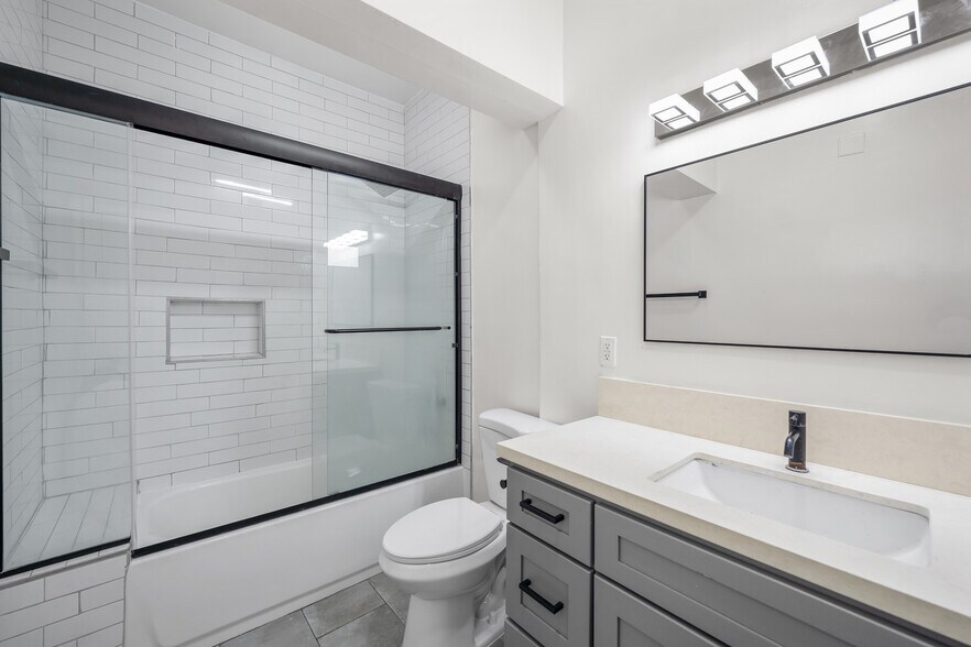 More Photos Of 2823 W 8th St, Los Angeles Office For Lease