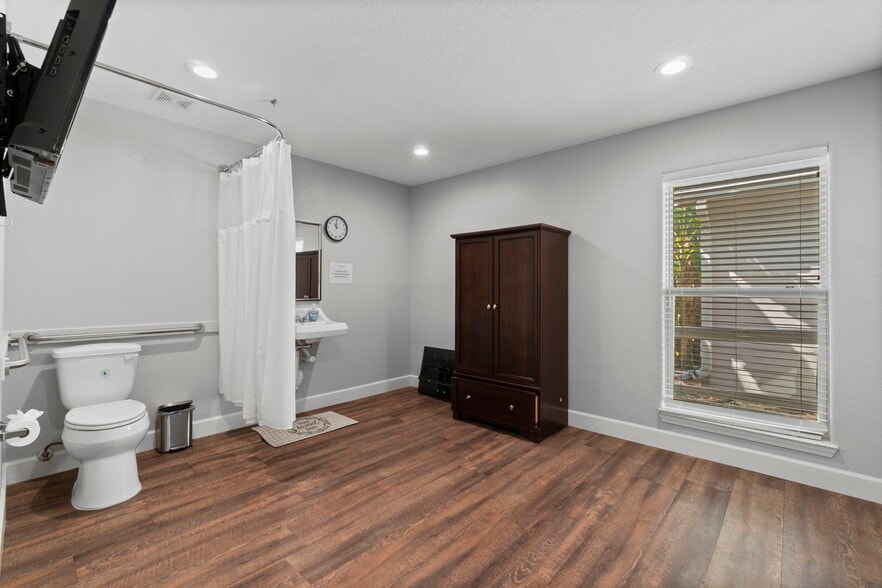 More Photos Of 1930 River Falls Dr, Kingwood Assisted Living For Sale