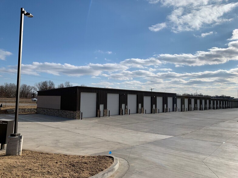 More Photos Of 9501 NE 76th St, Kansas City Warehouse For Lease