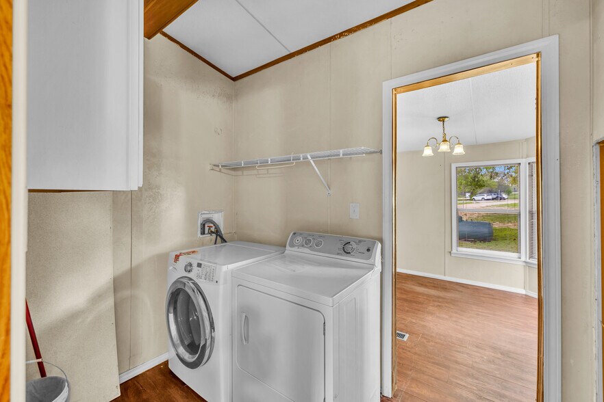 More Photos Of 123 Rocky Rd, Hye Storefront Retail Residential For Sale