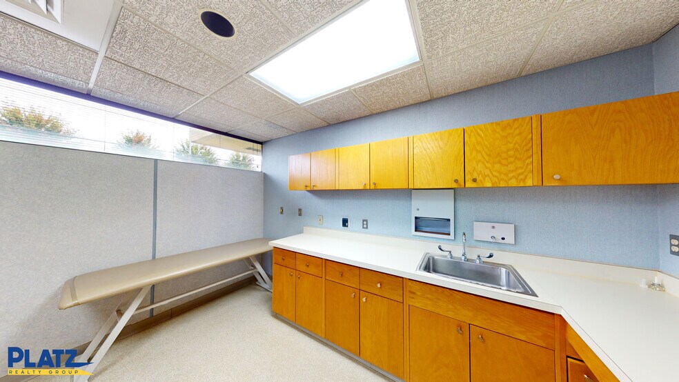 More Photos Of 1700 E Market St NE, Warren Medical For Lease