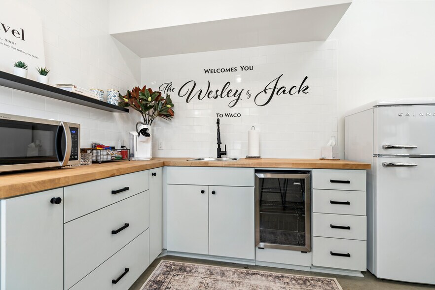 More Photos Of 511 S 10th St, Waco Specialty For Sale