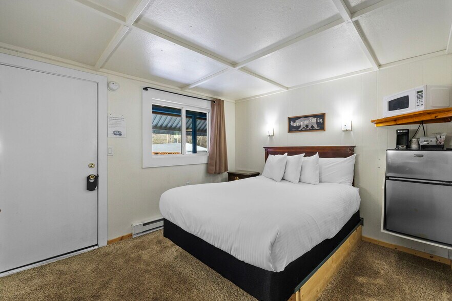 More Photos Of 180 Main St, North Woodstock Hotel For Sale