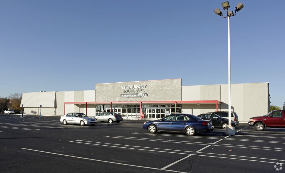 More Photos Of 15640 W 11 Mile Rd, Southfield Freestanding For Lease