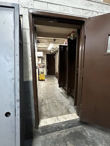 More Photos Of 656 Montauk Ave, Brooklyn Warehouse For Lease