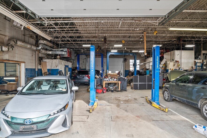 More Photos Of 927 Boston Rd, Springfield Auto Repair For Lease