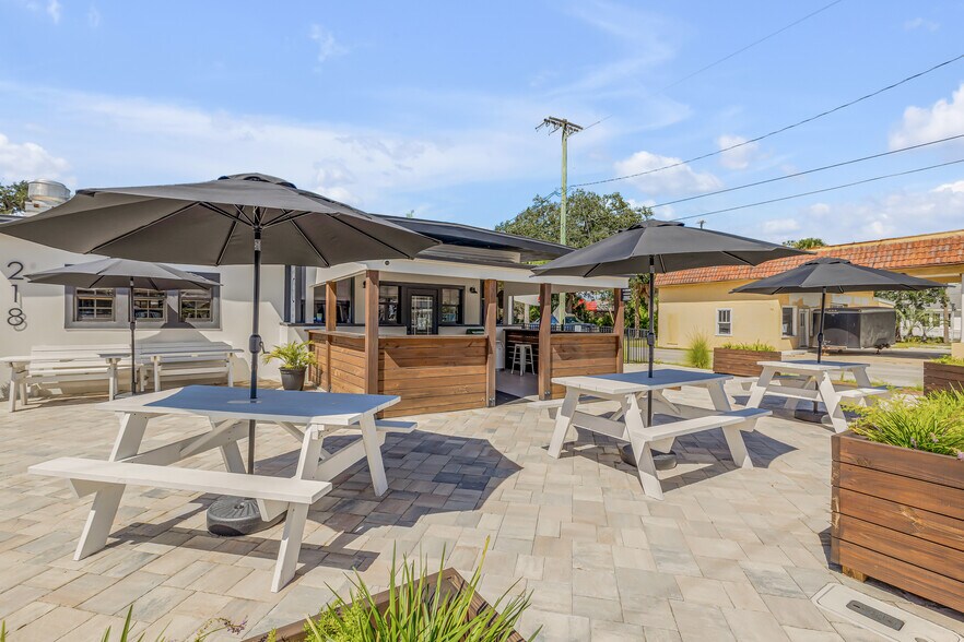 More Photos Of 218 N Orange St, New Smyrna Beach Freestanding For Sale