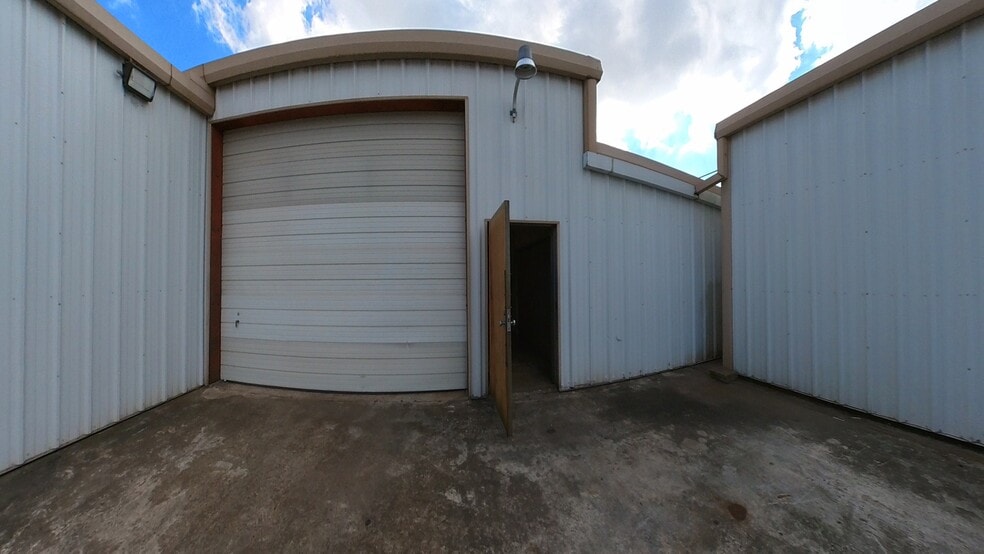 More Photos Of 14826 Yarberry St, Houston Warehouse For Sale