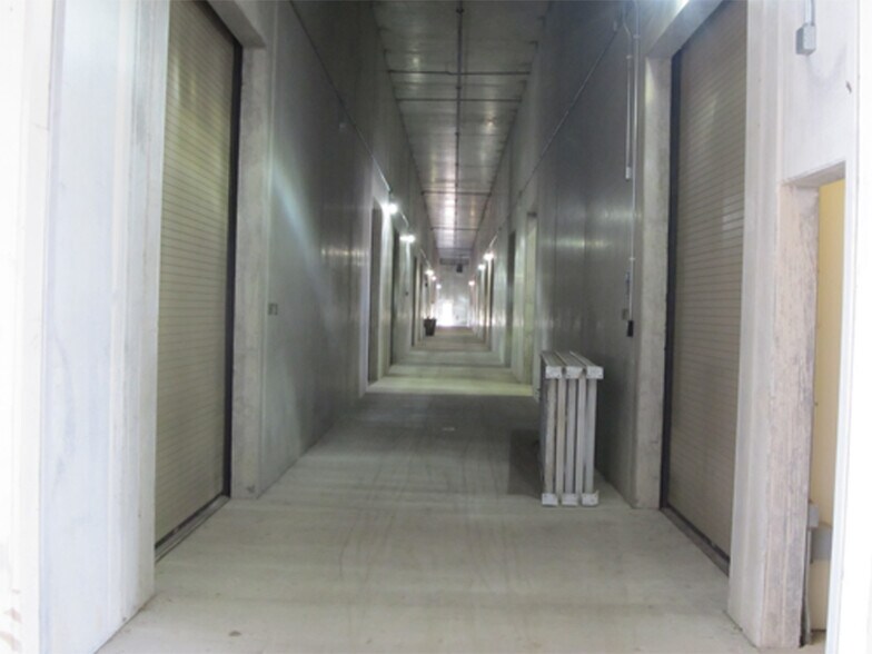 More Photos Of 761 N 17th St, St Charles Light Distribution For Lease