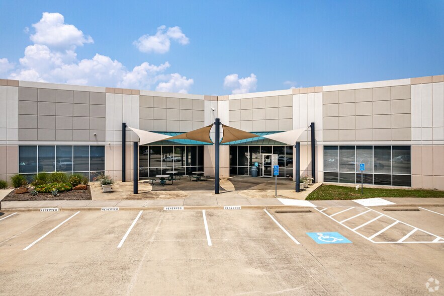 More Photos Of 1945 Lakepointe Dr, Lewisville Office For Sale