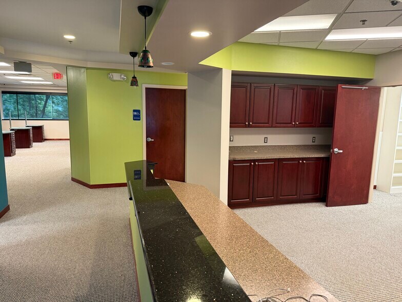 More Photos Of 39525 14 Mile Rd, Novi Medical For Lease