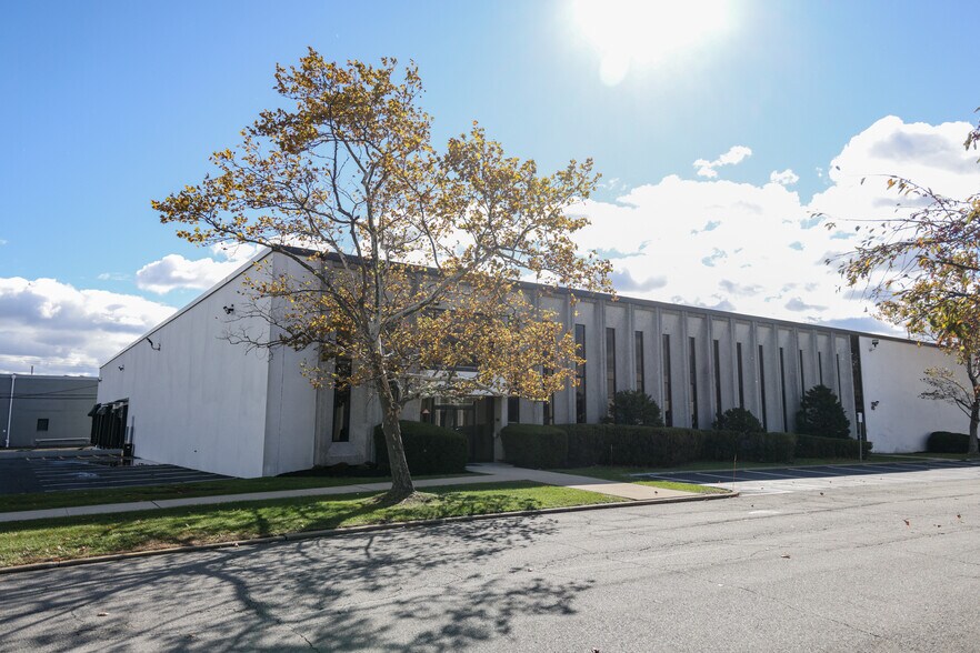 More Photos Of 135 W Commercial Ave, Moonachie Warehouse For Lease