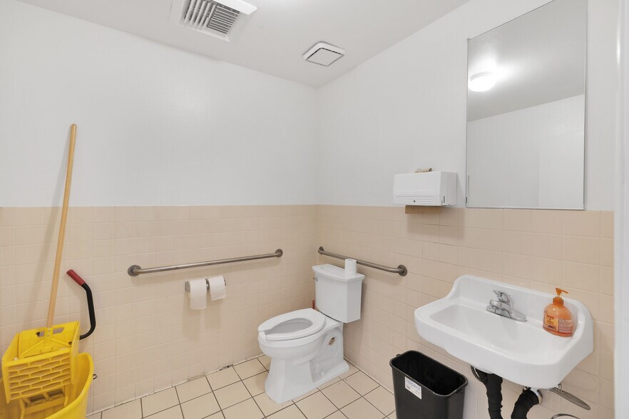 More Photos Of 2660 Pearblossom Hwy, Palmdale Office Residential For Sale