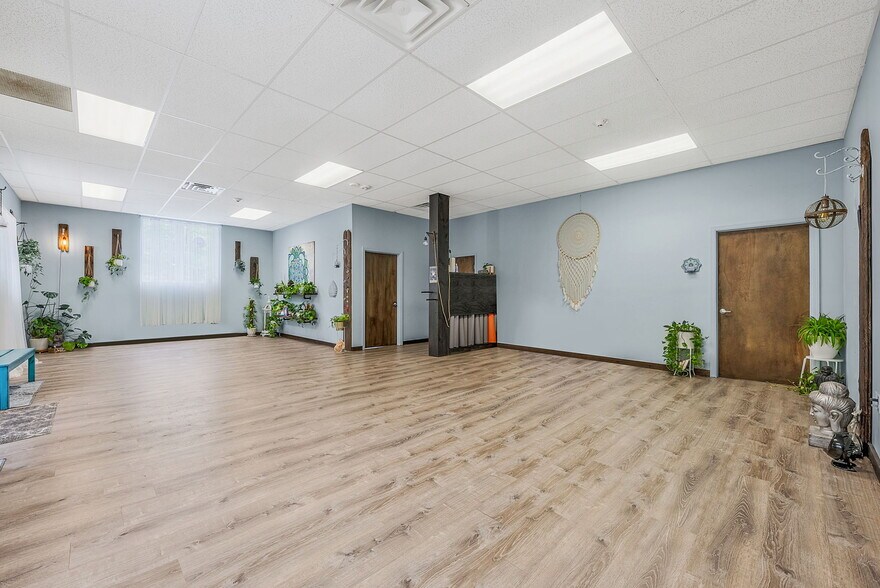 More Photos Of 6 New York Ave, Sound Beach Bar For Sale
