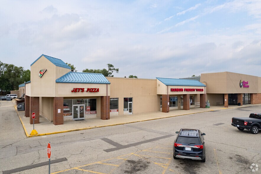 More Photos Of 950-1148 28th St SW, Wyoming Storefront For Lease