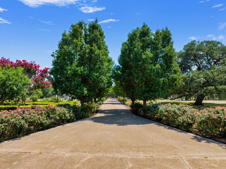 More Photos Of 1470 S Cranes Mill Rd, New Braunfels Lodge Meeting Hall For Sale