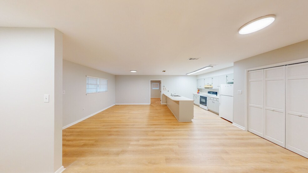 More Photos Of 1300 S Mock Rd, Albany Office Residential For Lease