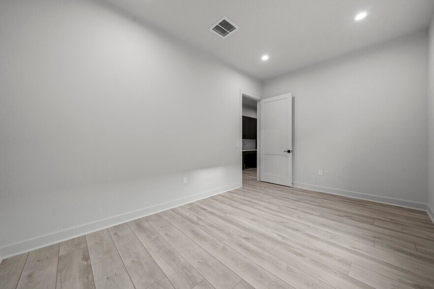 More Photos Of 1325 Main St, Katy Medical For Lease