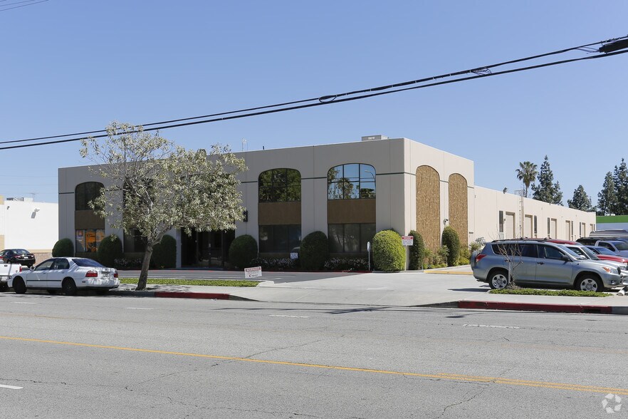 More Photos Of 6430 Variel Ave, Woodland Hills Warehouse For Lease