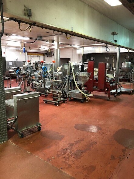 More Photos Of 16425 Kilbourn Ave, Oak Forest Distribution For Sale