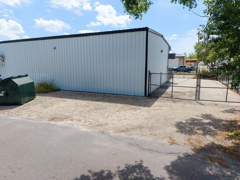 More Photos Of 510 Mango Ave, Sarasota Flex For Lease