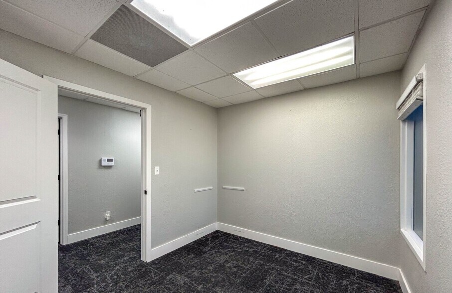 More Photos Of 638 Londonderry Ln, Denton Medical For Lease