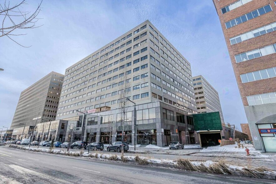 More Photos Of 323-355 Rue Chabanel O, Montréal Office For Lease