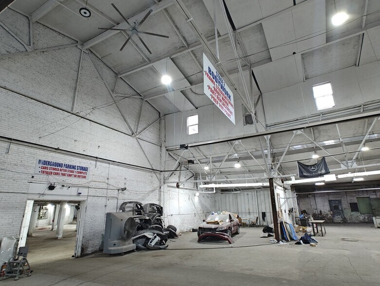 More Photos Of 737 W Cleveland St, Milwaukee Warehouse For Lease