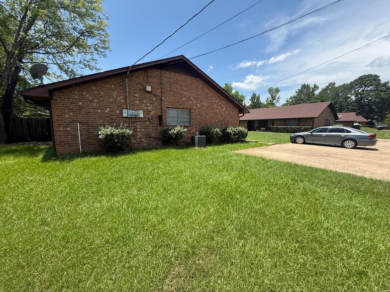 More Photos Of 1007 Richey Dr, Gladewater Apartments For Sale