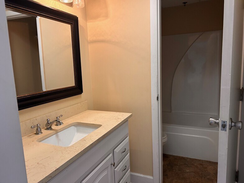 More Photos Of 1030 Campbell St, Thomasville Warehouse For Lease