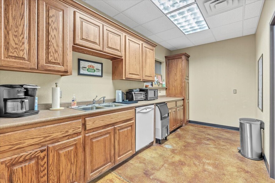 More Photos Of 304 S 29th St, Chickasha Medical For Sale