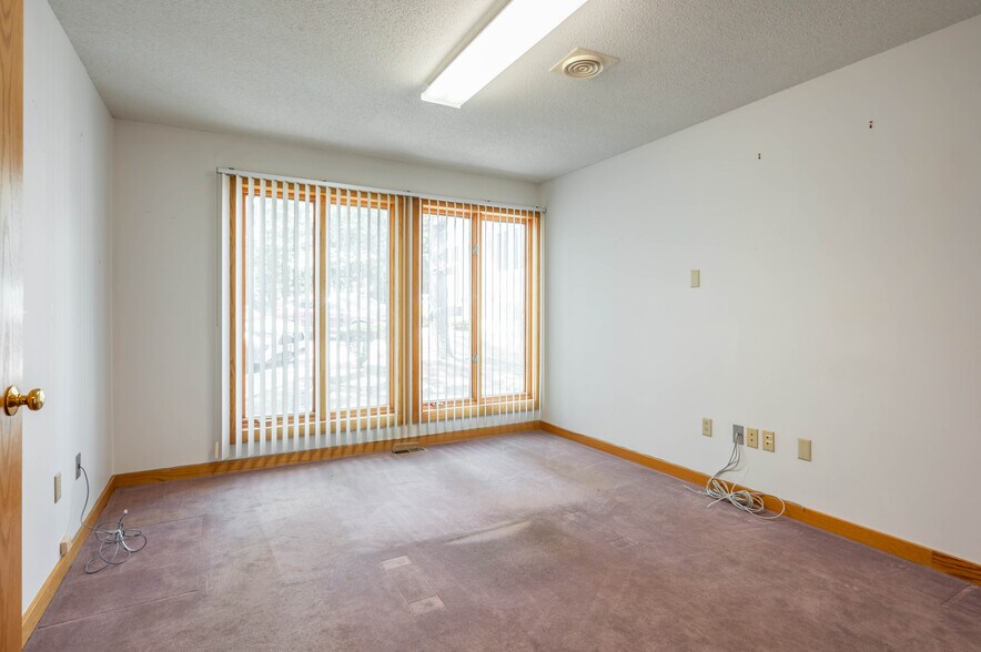 More Photos Of 74 Northeastern Blvd, Nashua Medical For Sale