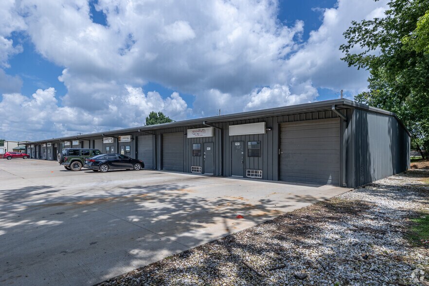 More Photos Of 1601-1623 Acorn Dr, Rogers Distribution For Lease