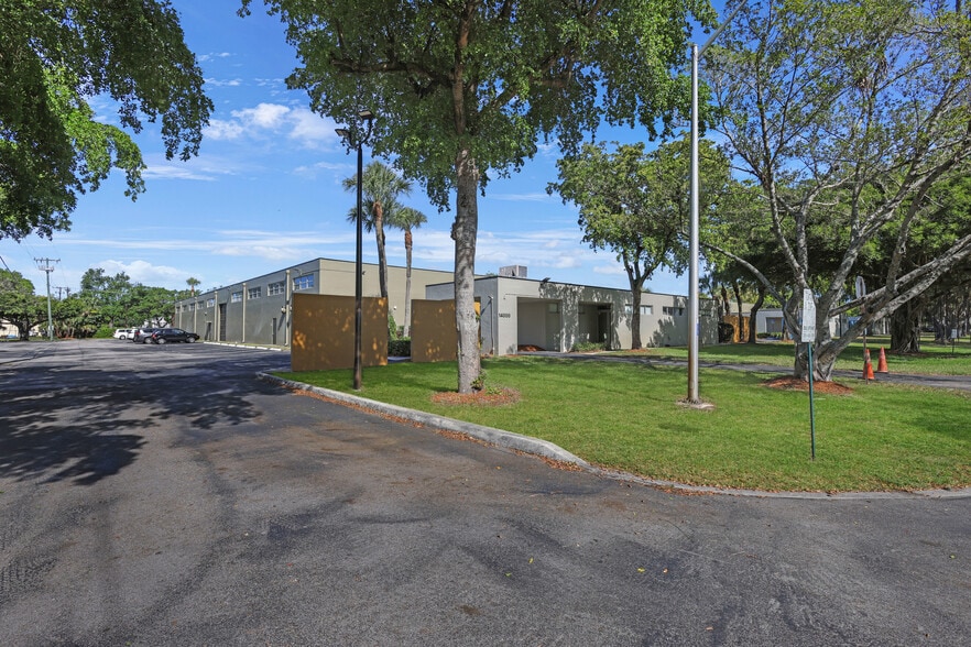 More Photos Of 14000 NW 58th Ct, Miami Lakes Warehouse For Lease