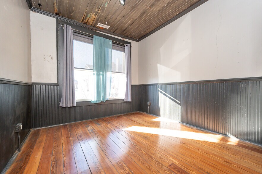 More Photos Of 108 E Public Sq, Laurens Storefront Retail Residential For Sale