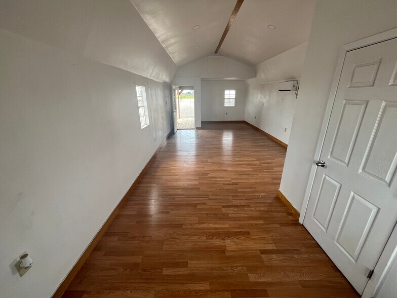 More Photos Of 601 N Access Rd, Tye Warehouse For Lease