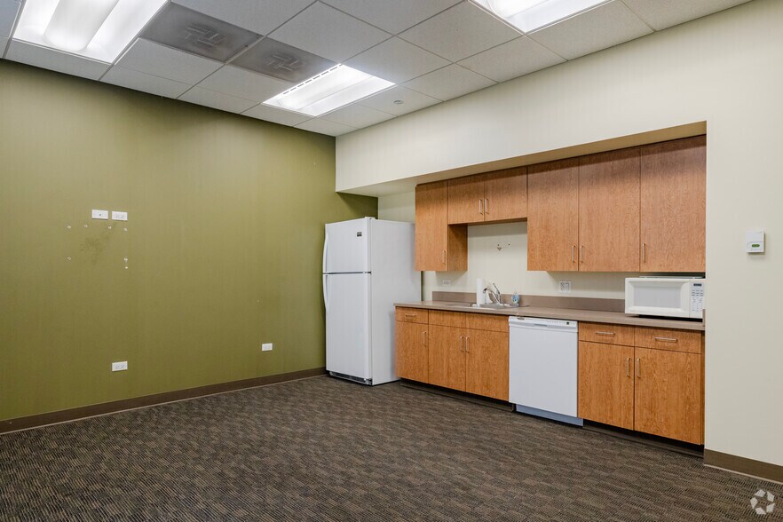 More Photos Of 1821 W Berteau Ave, Chicago Loft Creative Space For Sale