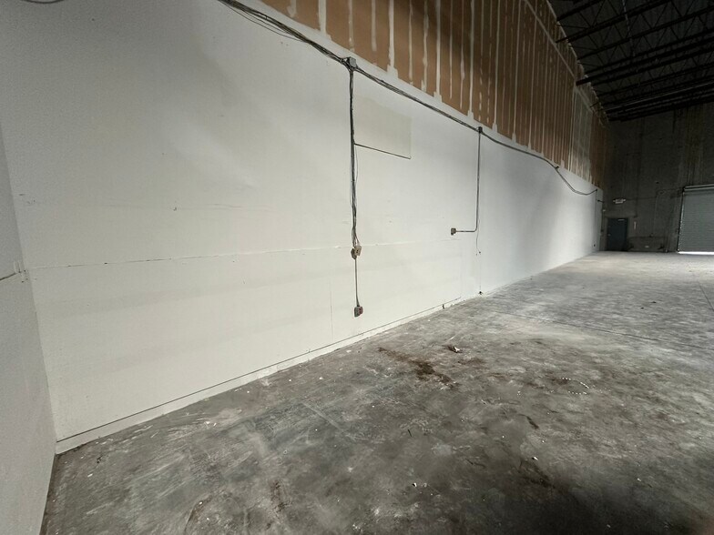 More Photos Of 9208 Palm River Rd, Tampa Warehouse For Lease