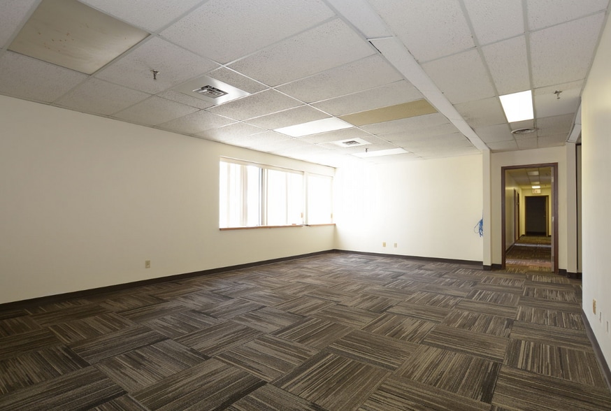 More Photos Of 5359 Canotek Rd, Ottawa Light Manufacturing For Sale