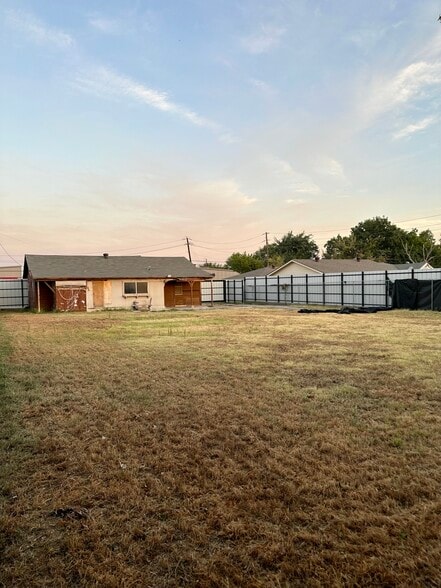 More Photos Of 11462 Newkirk St, Dallas Office For Sale