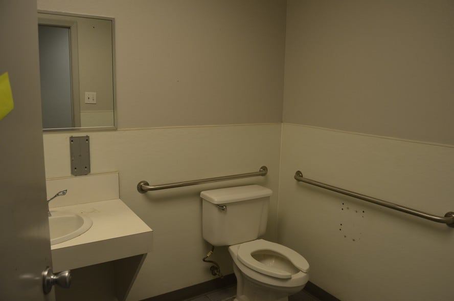 More Photos Of 202 Preston Ave, Pasadena Warehouse For Lease