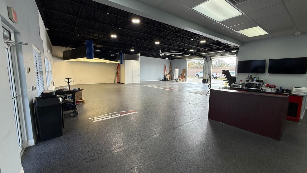 More Photos Of 2840 Manatee Ave E, Bradenton Showroom For Sale