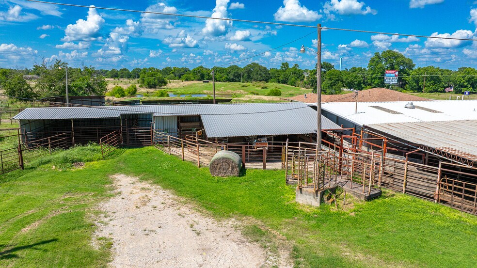 More Photos Of 1853 S Broadway St, Coalgate Flex For Sale