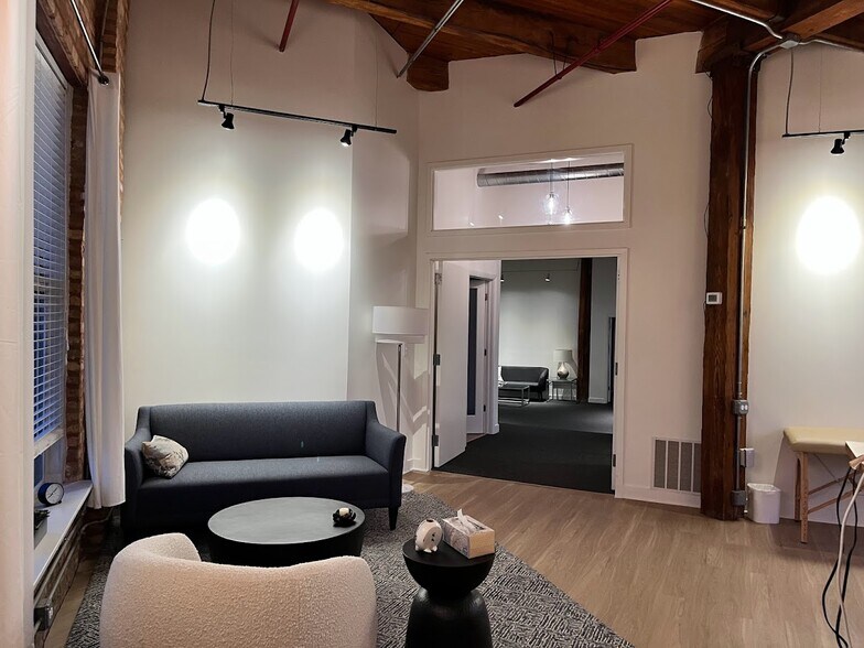 More Photos Of 1820 W Webster Ave, Chicago Office For Sale