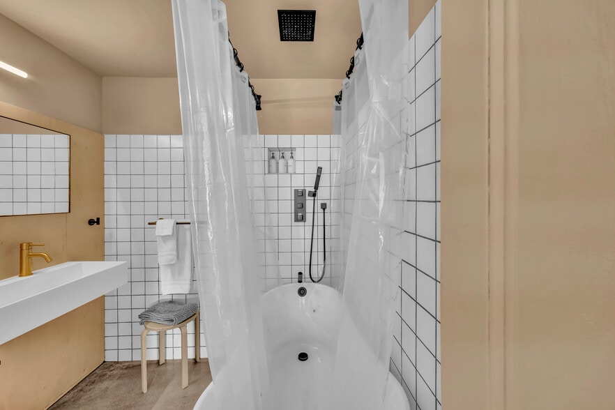 More Photos Of 118 S 4th St, Wilmington Hospitality For Sale