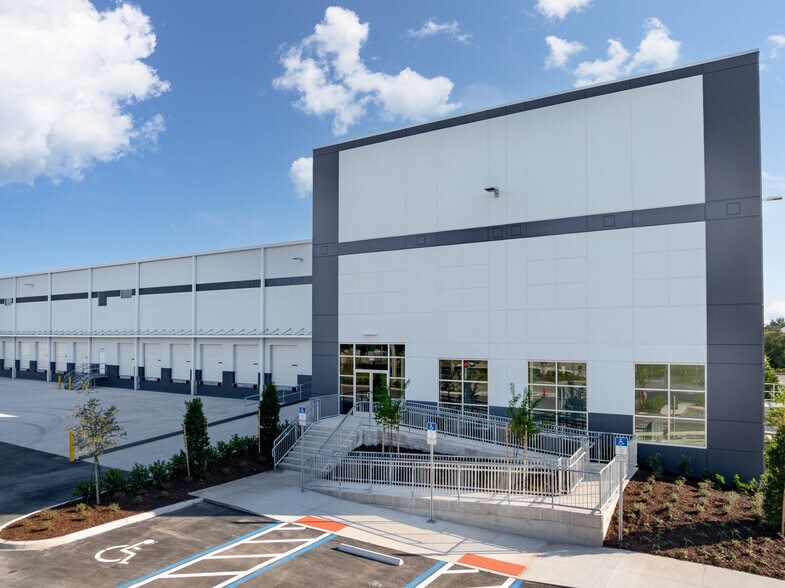 More Photos Of 350 Gills Dr, Orlando Distribution For Lease