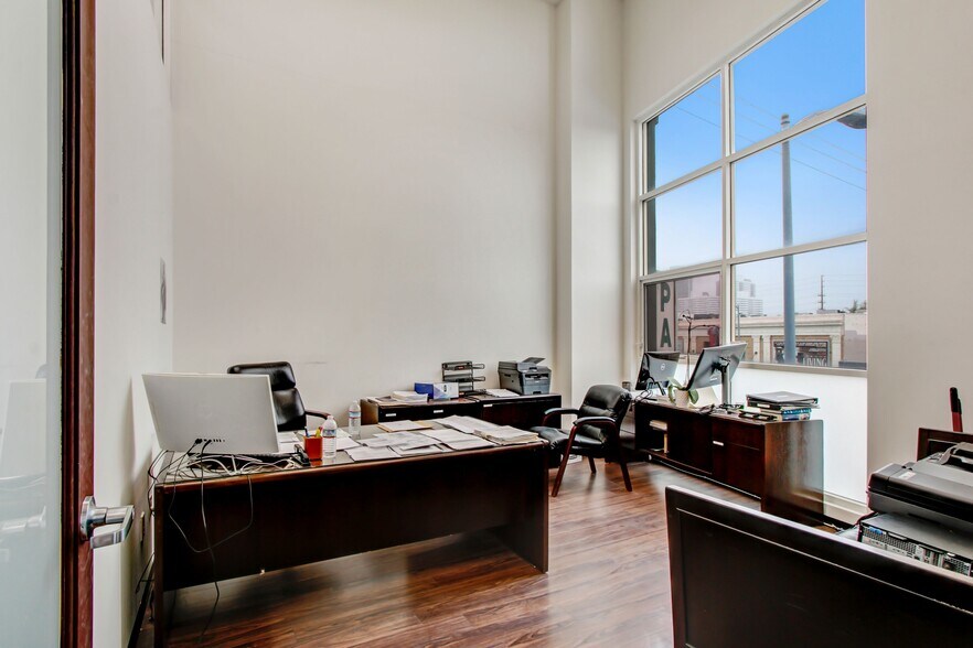 More Photos Of 11500-11518 Santa Monica Blvd, Los Angeles Office For Sale