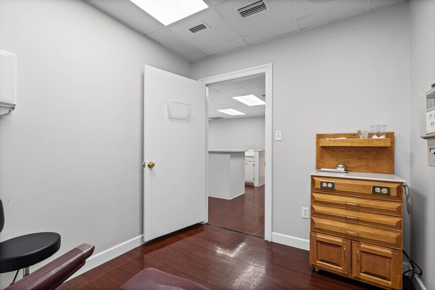 More Photos Of 3664 College Ln S, Mobile Medical For Sale