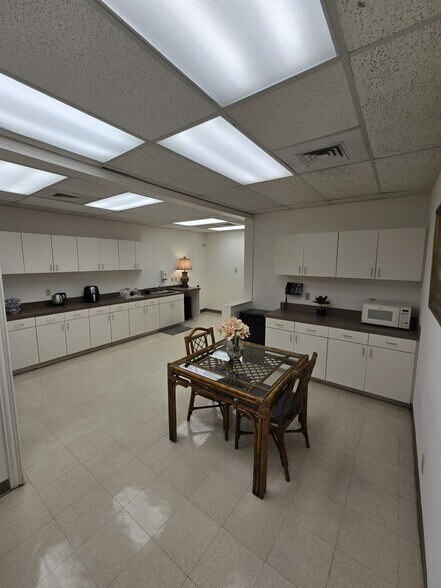 More Photos Of 4015 Belt Line Rd, Addison Office For Lease